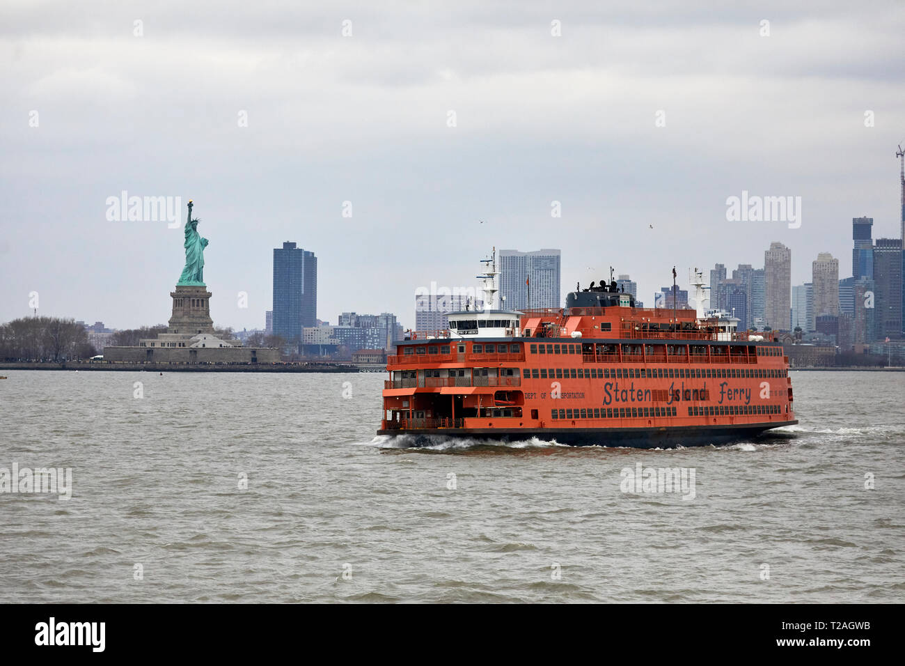 Vue de la Statue de la liberté la sculpture néoclassique sur Liberty Island dans le port de port pris d'un autre ferry pour Staten Island USA Manhattan, New Banque D'Images