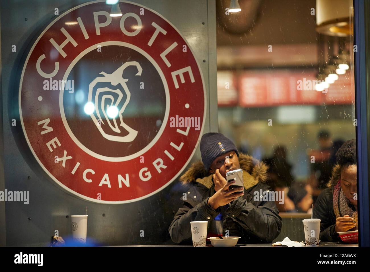 Le Chipotle Mexican Grill restauration rapide restaurant spécialisé dans les tacos et les burritos de style Mission à Manhattan, New York, USA Banque D'Images