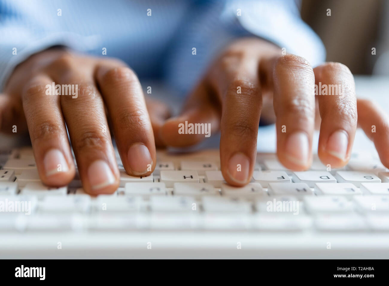 Mains de jeune femme saisie sur clavier d'ordinateur Banque D'Images