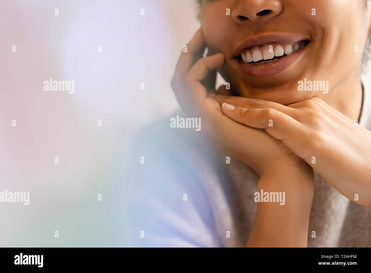 Young woman with hands clasped Banque D'Images