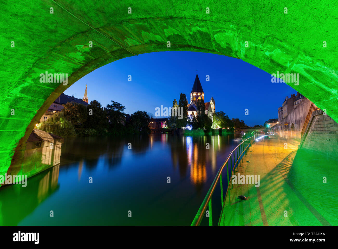 Pont illuminé et Temple Neuf à Metz, France Banque D'Images
