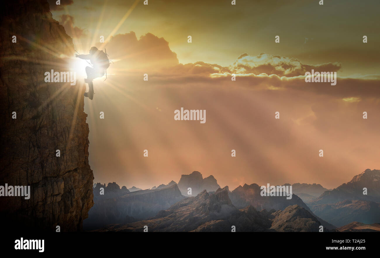 Silhouette de femme de l'escalade dans les Dolomites au lever du soleil Banque D'Images