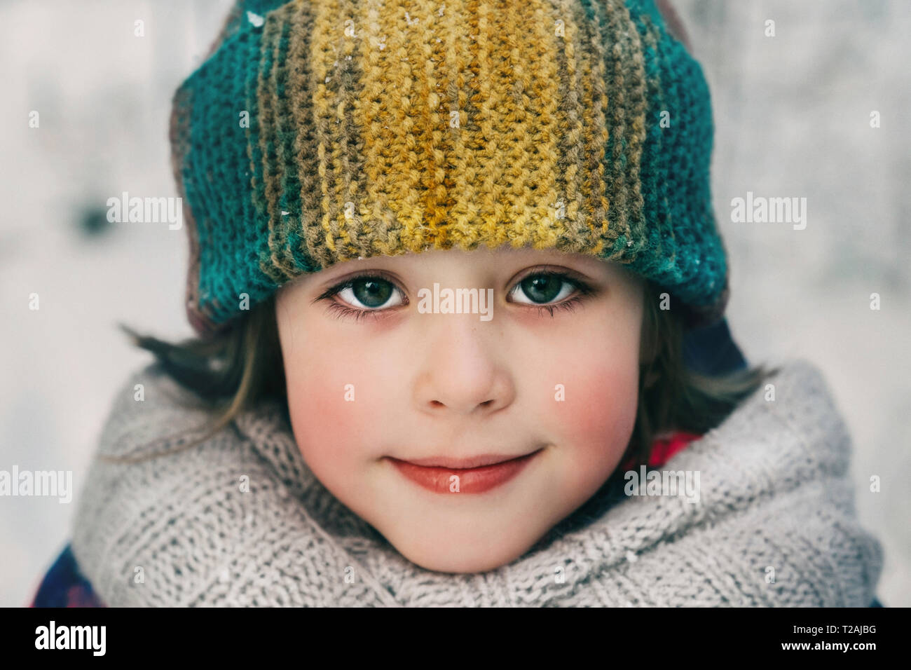 Fille en bonnet de laine en hiver Banque D'Images