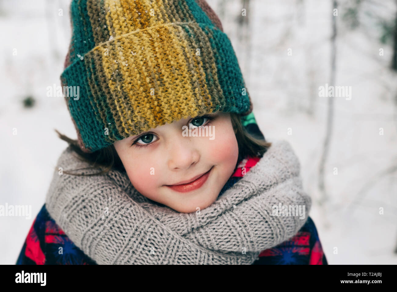 Fille en bonnet de laine en hiver Banque D'Images