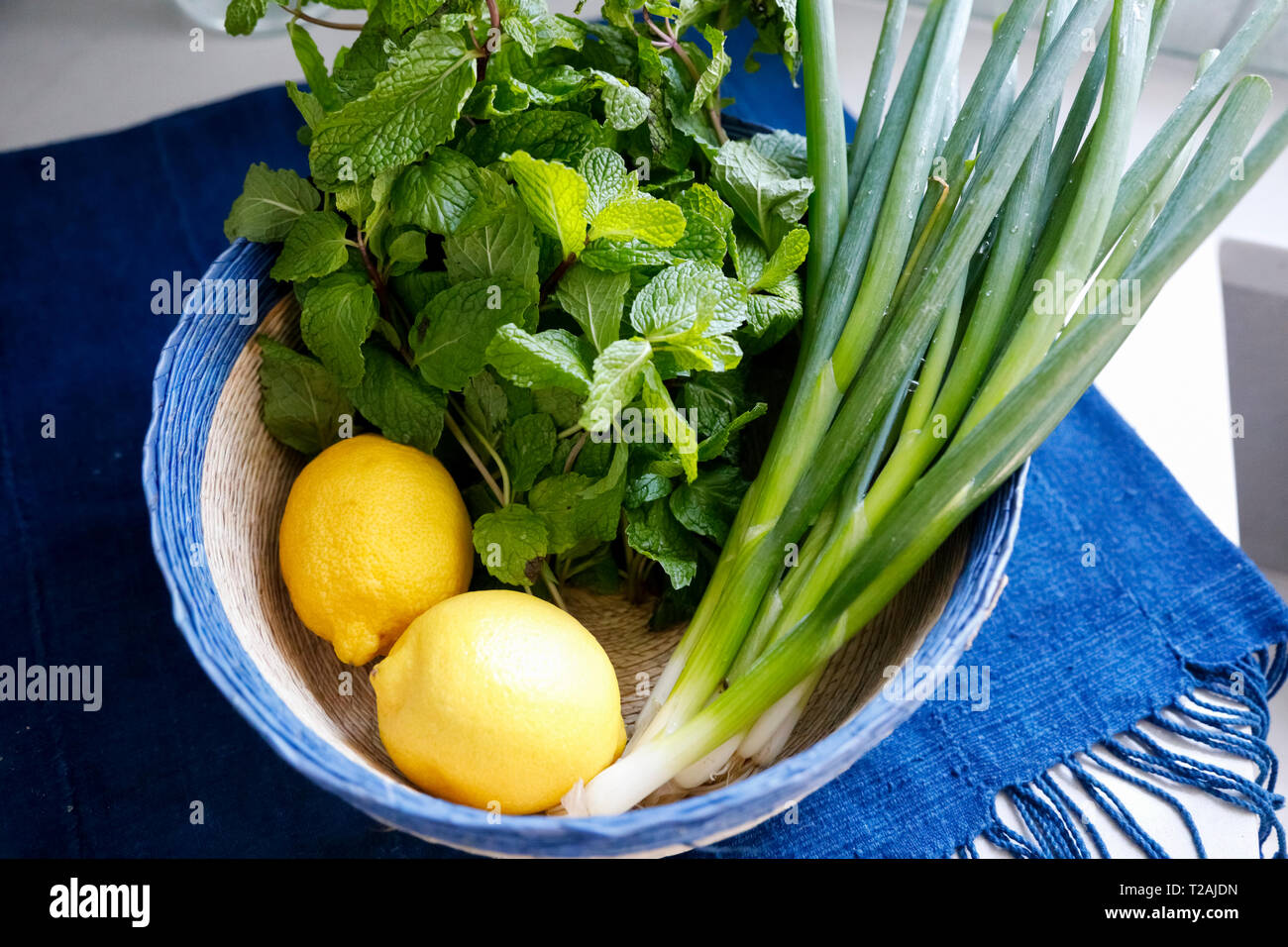 Bol de menthe, citrons et oignons de printemps Banque D'Images