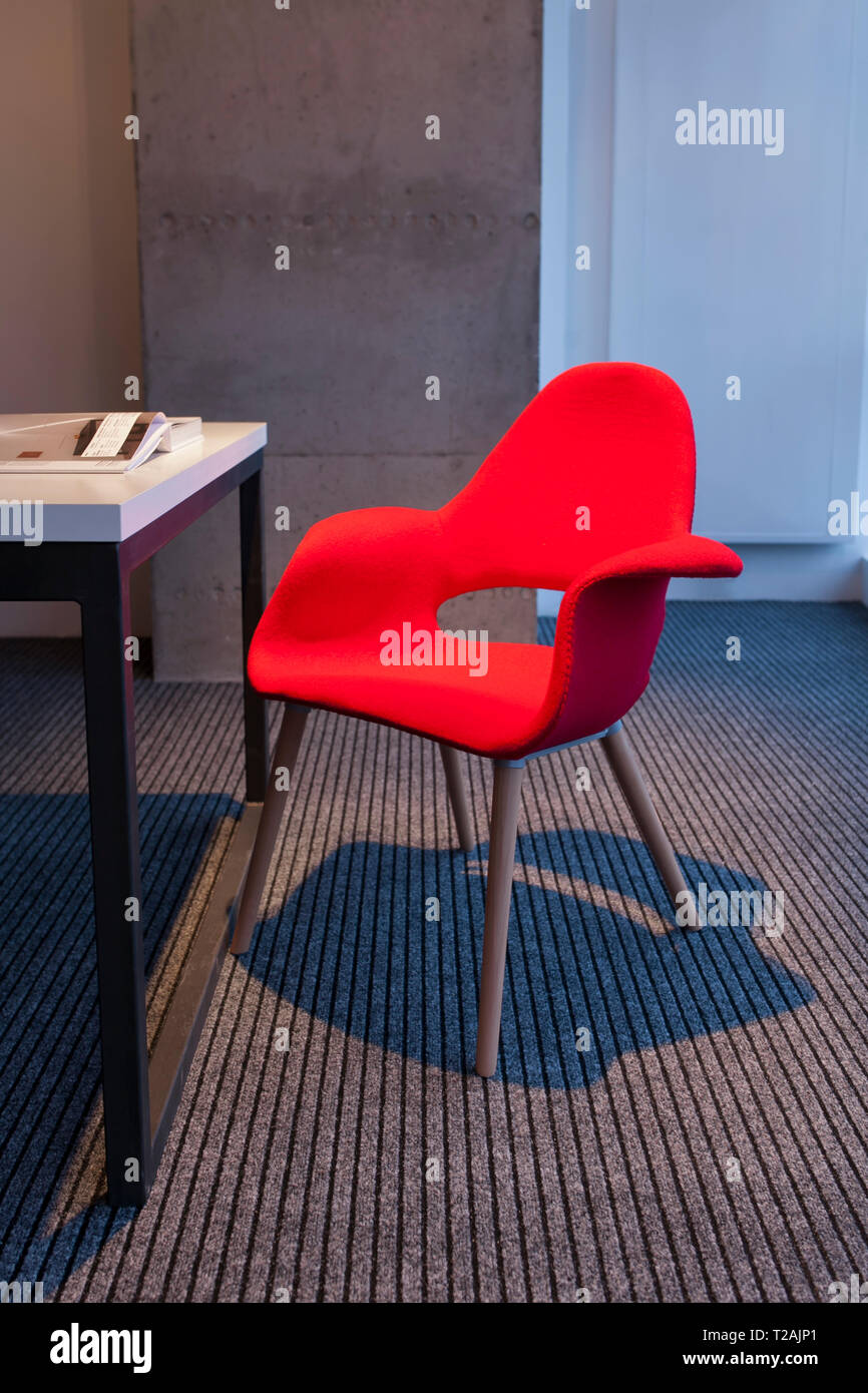 Chaise rouge par 24 Banque D'Images