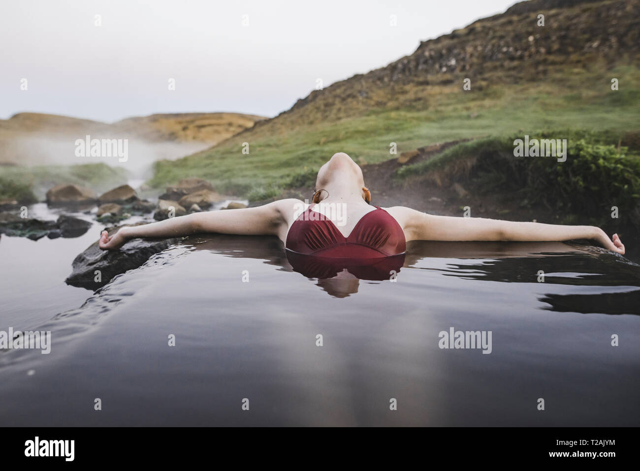 Woman bathing in hotpool en Islande Banque D'Images