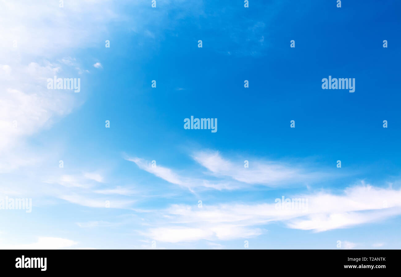 Concept de la liberté fond bleu du ciel avec nuages doux, blanc Banque D'Images