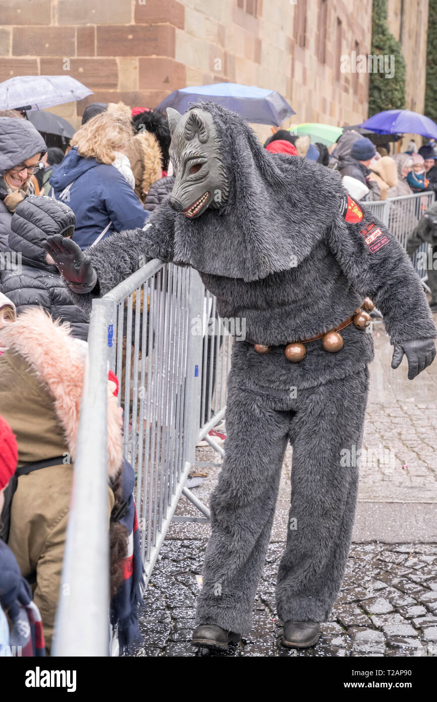 STUTTGART, ALLEMAGNE - 5 mars : masque loup interplaying avec les téléspectateurs tout en défilant sous la pluie légère. Tourné au défilé en centre-ville le 5 mars Banque D'Images
