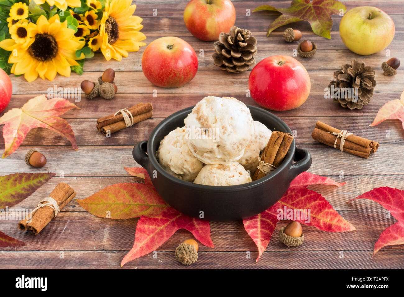 L'automne l'automne, la vie toujours avec le caramel maison glace aux pommes avec charlottes, les feuilles d'automne, les pommes et les tournesols. Banque D'Images