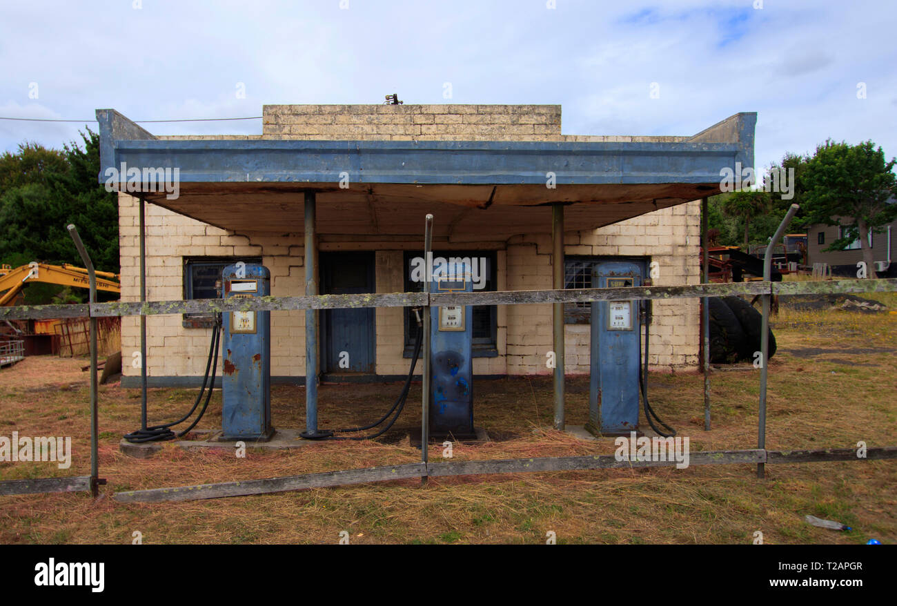 Une ancienne station-service avec pompe à essence rétro bowser dans les régions rurales de l'Australie. voitures électriques feront de stations-service. Banque D'Images