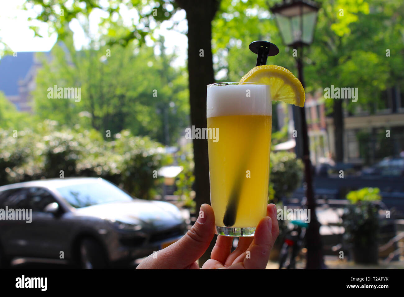 Blonde froide dans un bar de la rue d'Amsterdam (Pays-Bas) Banque D'Images