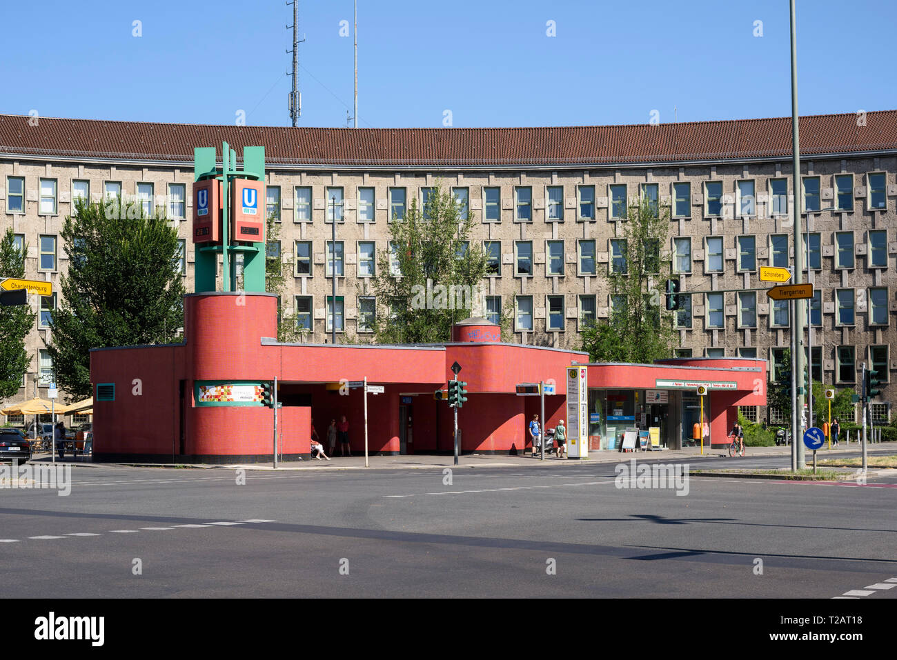 Berlin. L'Allemagne. Fehrbelliner Platz U-Bahn station entrée conçu par Rainer Rümmler Gerhard (1929-2004), construit en 1967-1972, l'arrière-plan je Banque D'Images