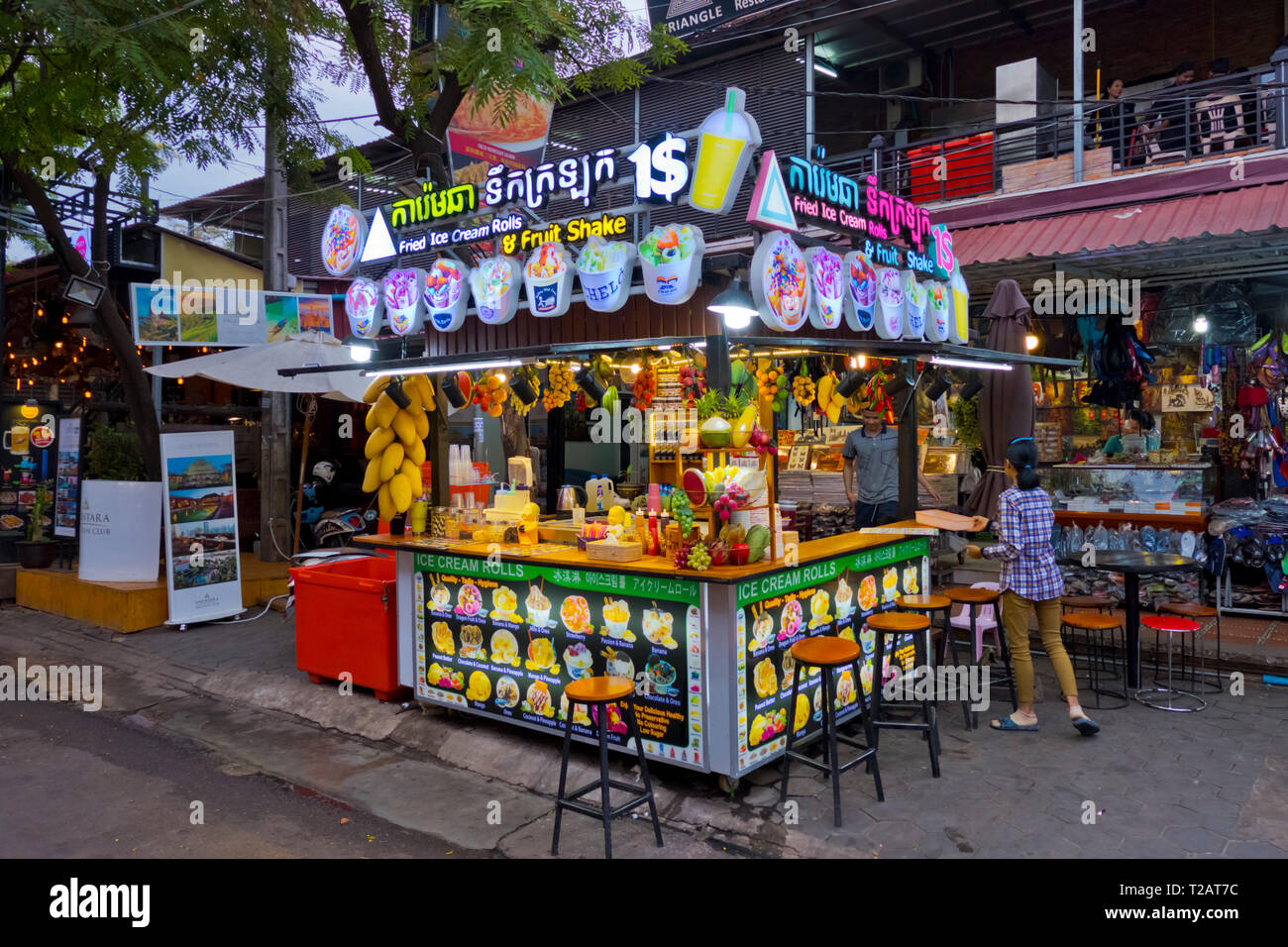 Shake de fruits et de la crème glacée frite stall, vieille ville, Siem Reap, Cambodge, Asie Banque D'Images