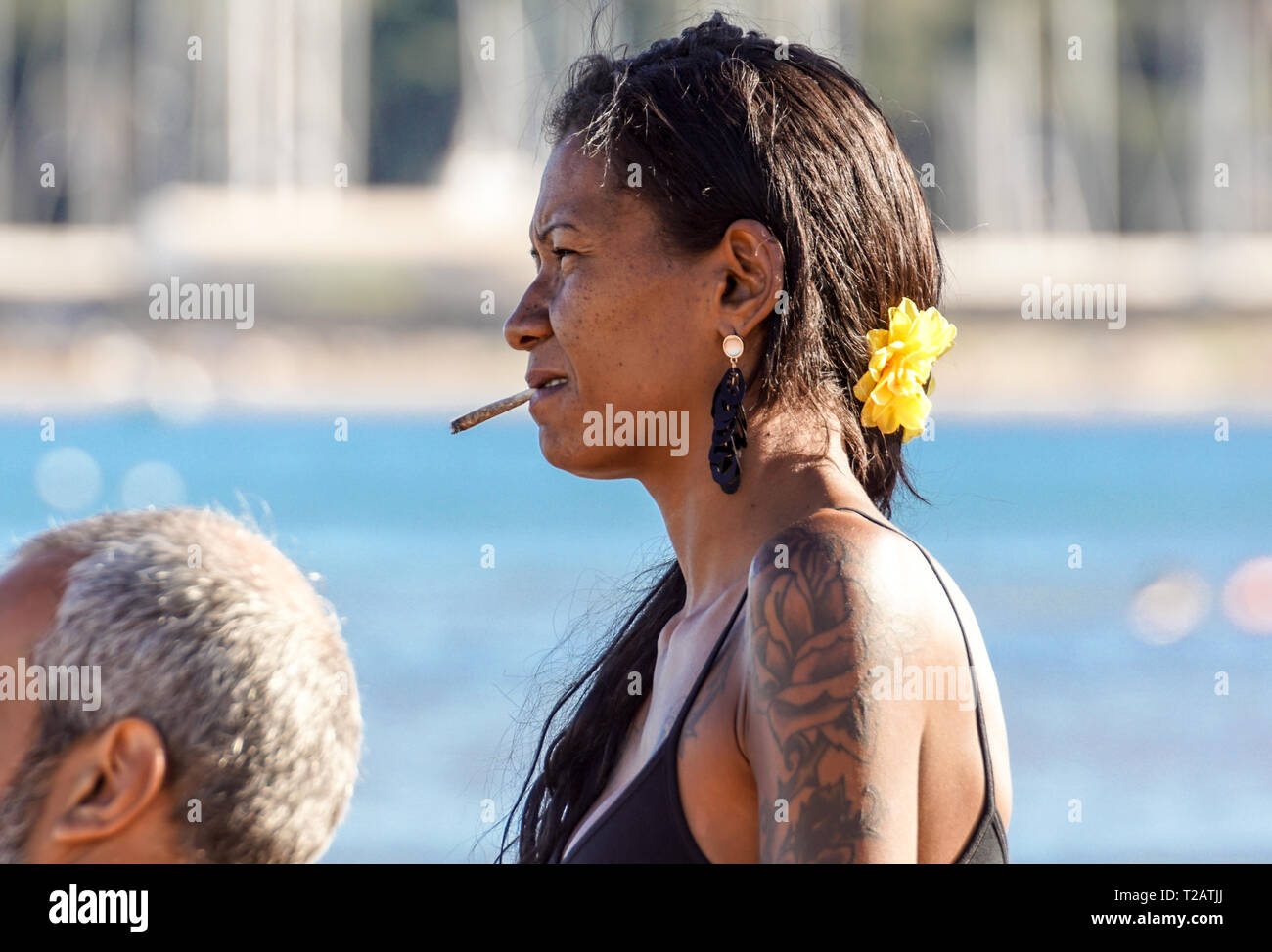 Toscane , ITALIE 17 JUILLET 2018 : une femme fume une cigarette par la mer. de fumer sur la plage avec une cigarette dans sa bouche . Banque D'Images