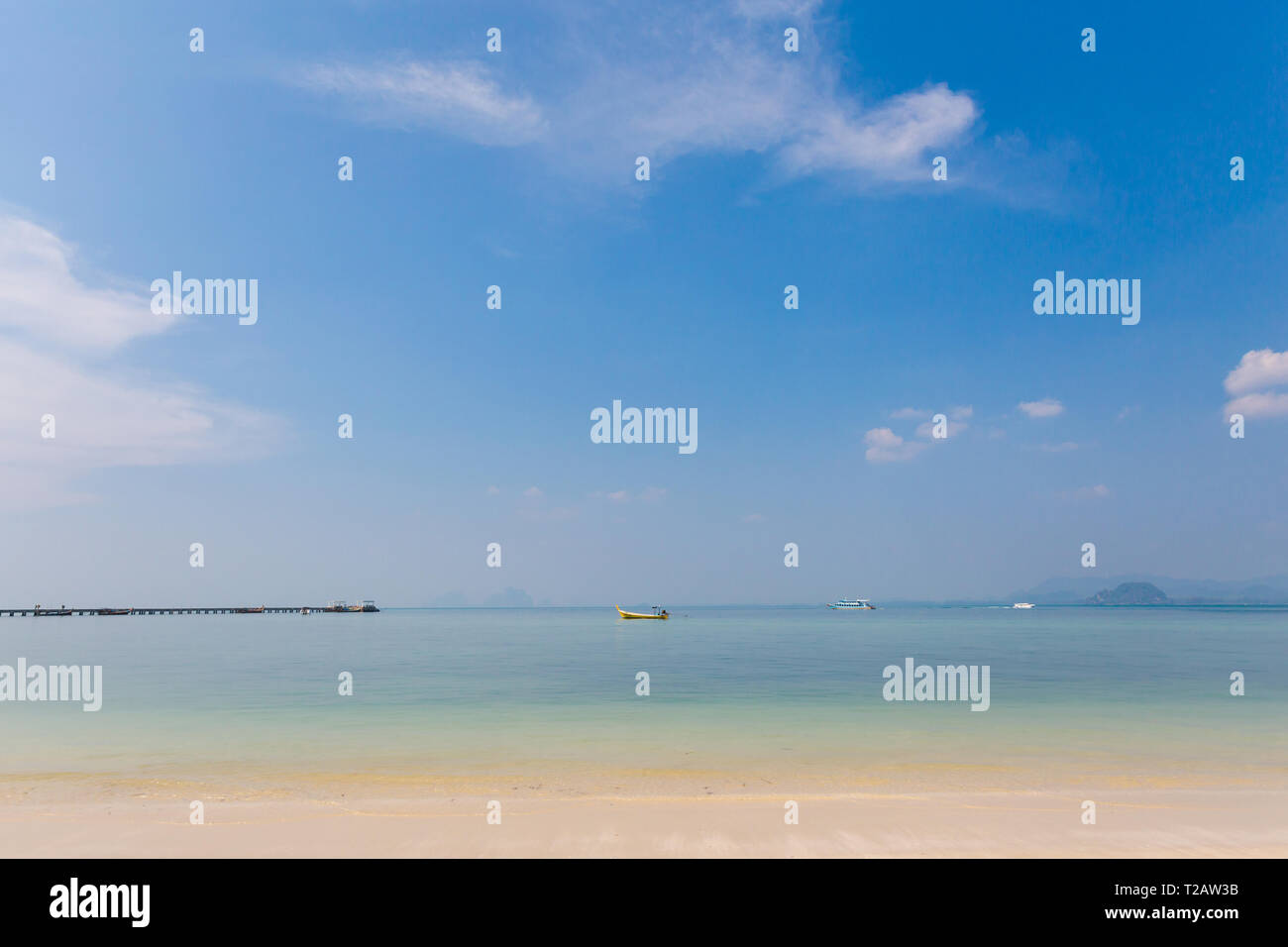 Bateau Longtail par la jetée sur l'île de Koh Mook tropicales en Thaïlande. Prise le paysage Sivalai beach avec ciel bleu et sable blanc. Banque D'Images