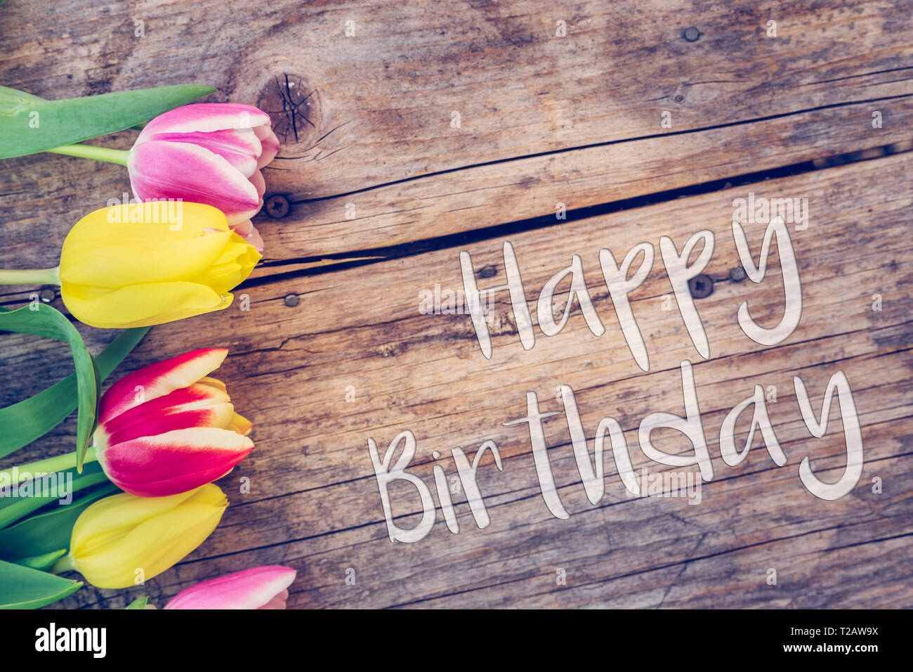 Joyeux Anniversaire Fleurs De Printemps Tulipes Sont Couches Sur Une Table En Bois Rustique Vue De Dessus Joyeux Anniversaire Photo Stock Alamy