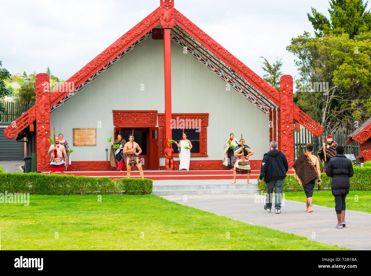 ROTORUA, Nouvelle-zélande - 10 octobre 2018 : Tamaki Maori danseurs en costume traditionnel au parc thermal de Whakarewarewa Banque D'Images