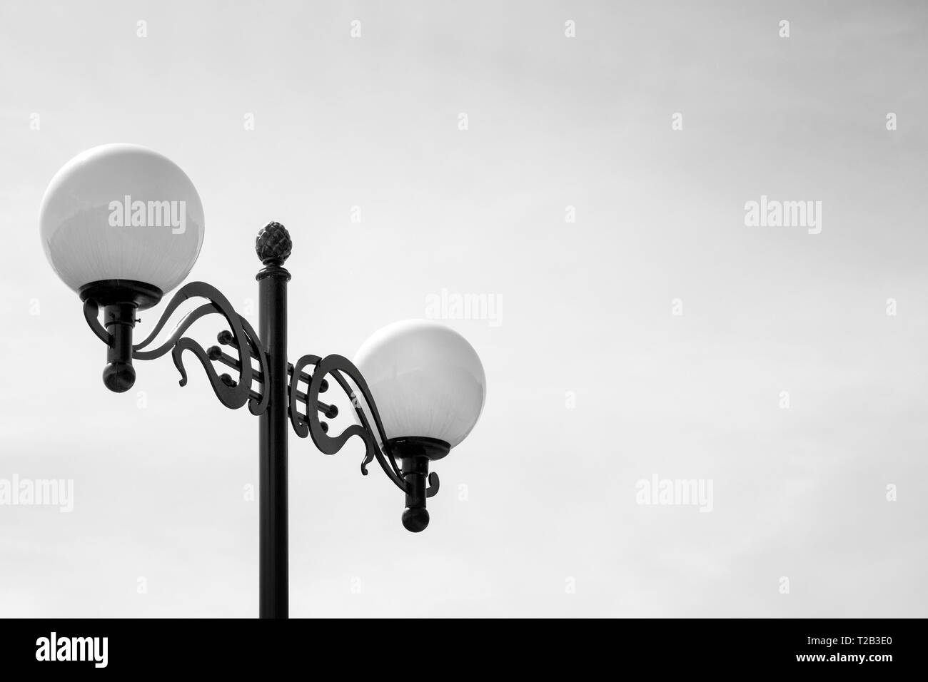 Deux lampes sur pied de lampe noir. Photo en noir et blanc. Un minimum de détails. Banque D'Images