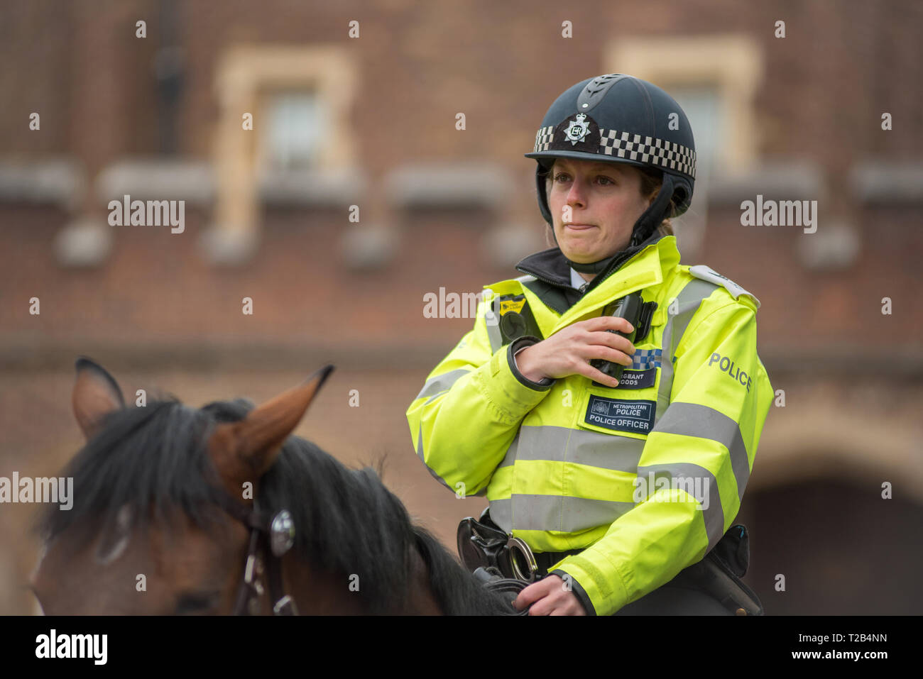 Londres, Royaume-Uni - 22 mars 2019 : une policière de la Police Métropolitaine a monté son cheval équitation Direction générale alors qu'ils patrouillaient à Londres Banque D'Images