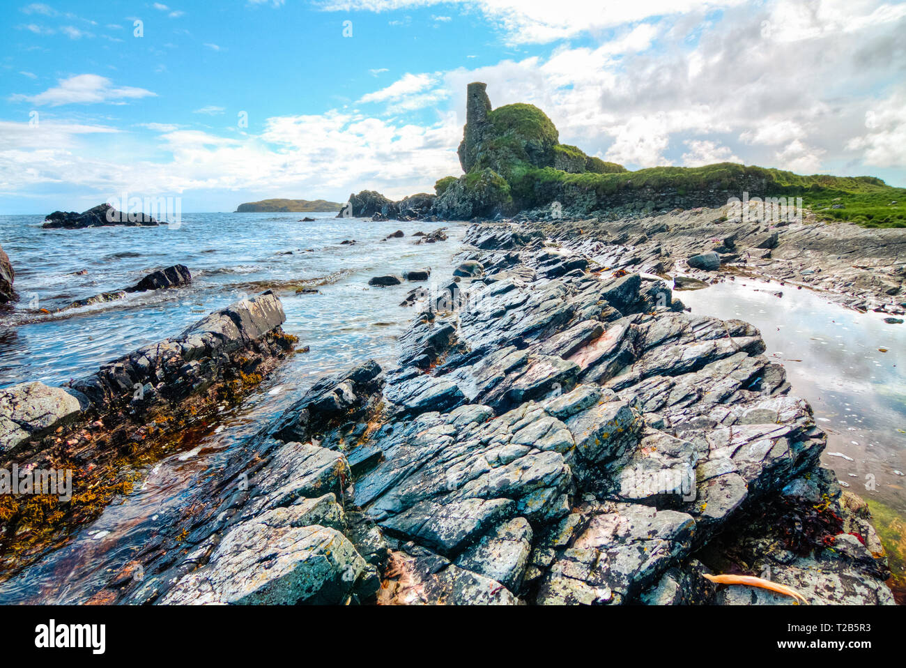 Les couches de roche à une zone intertidale comme vu sur une journée ensoleillée sur l'île d'Islay, Ecosse, Royaume-Uni. Banque D'Images