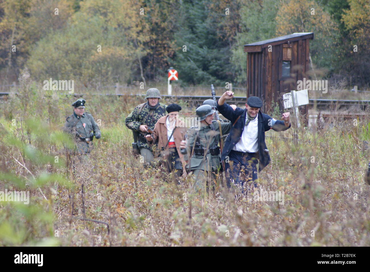 Waffen-SS en soldats prisonniers de guerre, reenactment Banque D'Images