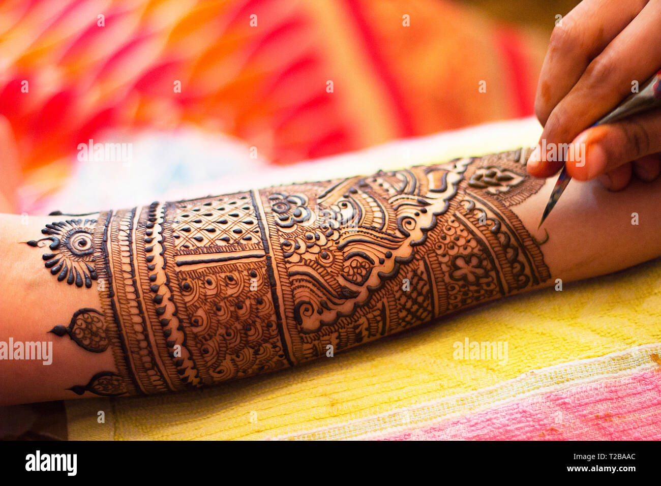 Mehendi ou tatouage au henné sur les mains, la culture de l'Inde Photo  Stock - Alamy