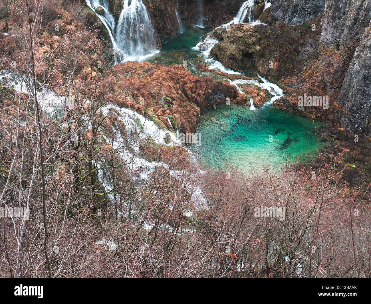 Parc naturel des lacs de Plitvice belles chutes d'eau d'étangs à l'hiver Banque D'Images
