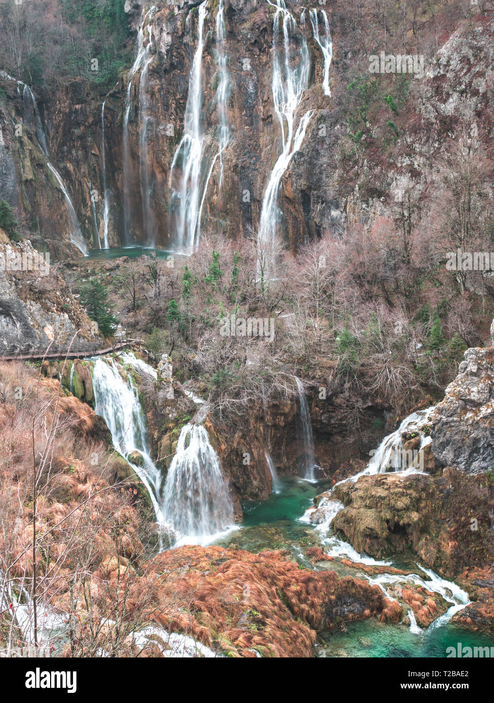 Cascades sur les lacs de Plitvice parc naturel en Croatie à la saison d'hiver Banque D'Images