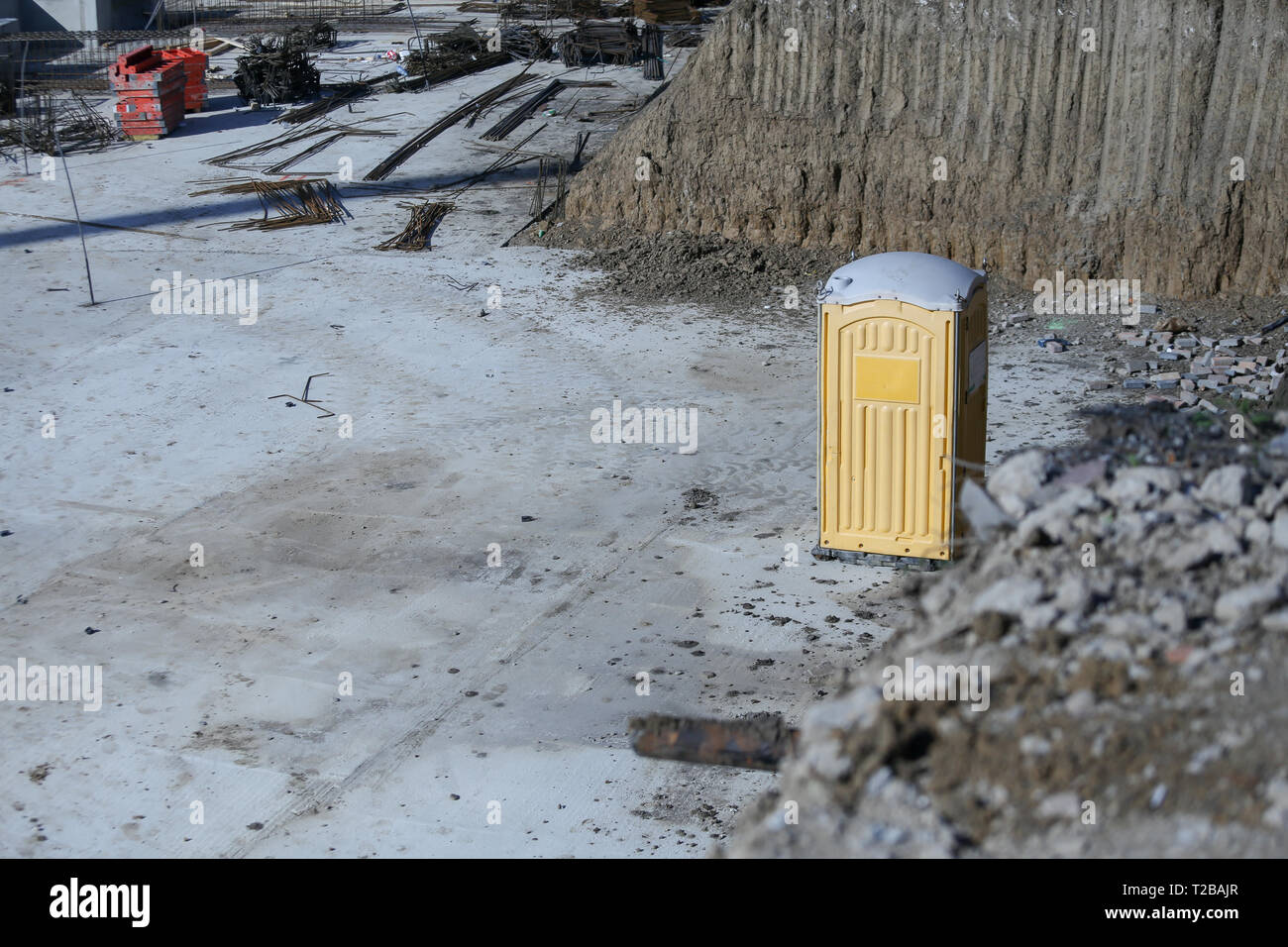 Cabine des toilettes publiques sur un site de construction Banque D'Images