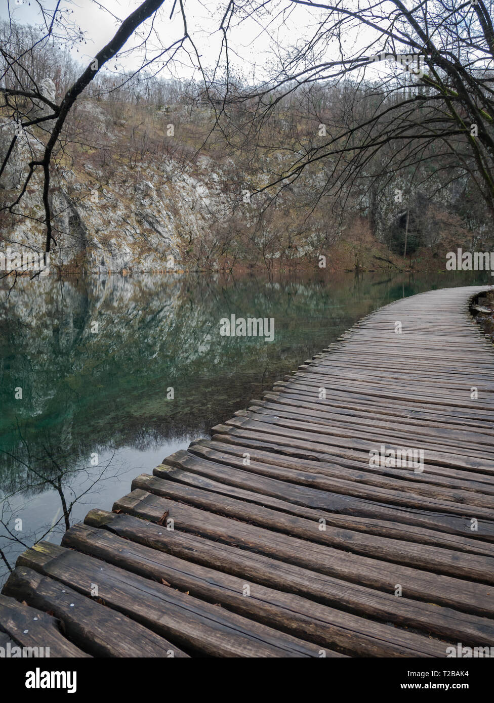Balades en bois sur le lac de pont dans la région de parc national des lacs de Plitvice en Croatie Banque D'Images