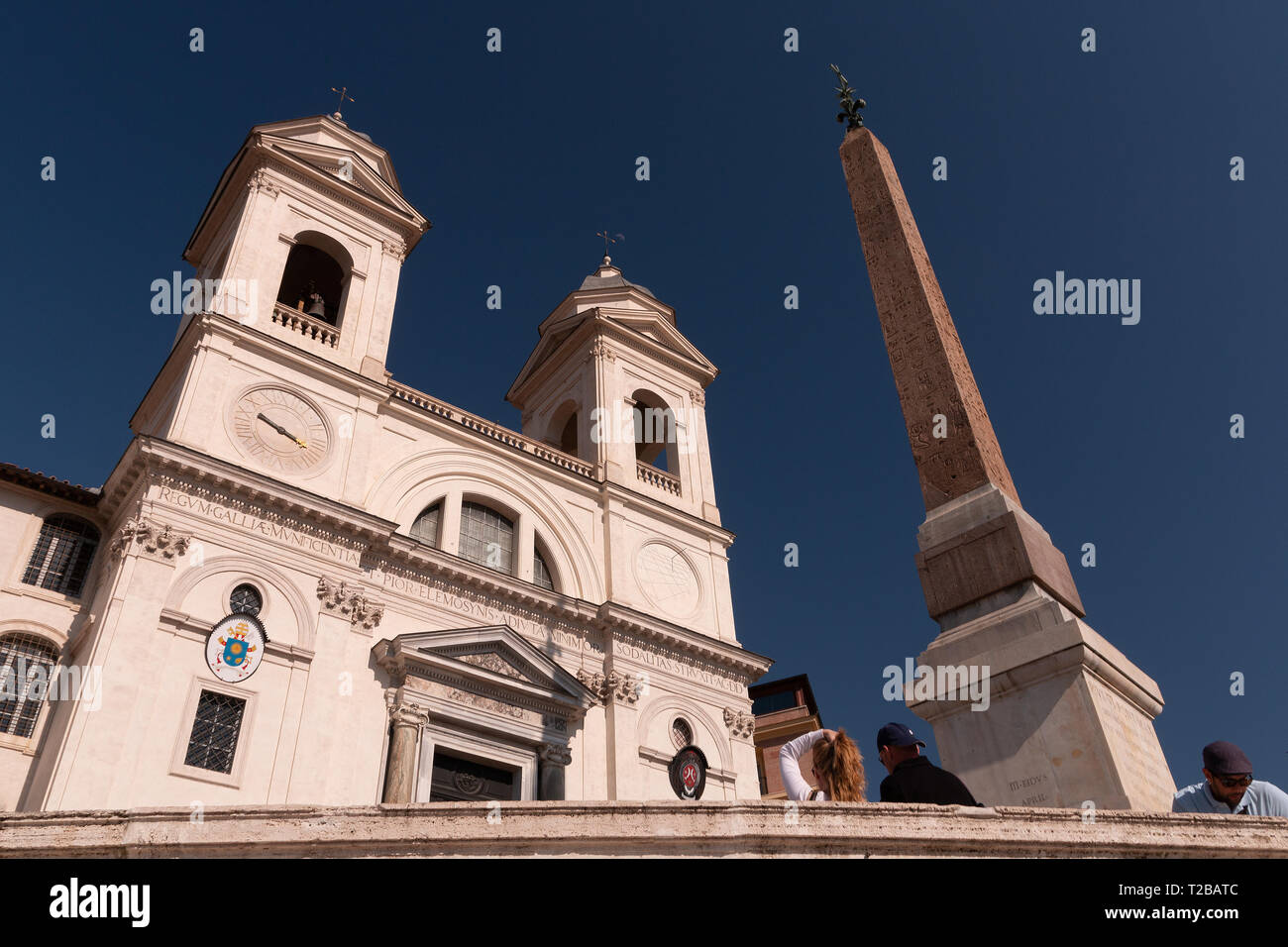 L'église de la Santissima Trinità dei Monti, en haut de la place d'Espagne est un catholique romain de la fin de la Renaissance, 1975 à Rome, Italie. Banque D'Images