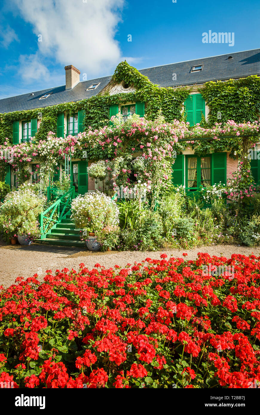 Un lit de géraniums rouge en face de l'entrée de la maison et le jardin de Monet à Giverny France Europeff Banque D'Images