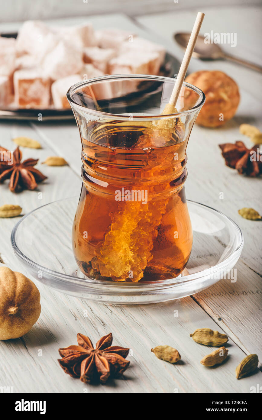 Plateau en verre avec armudu loukoum Rahat Lokum, différentes épices et sucre navat plus de surface en bois Banque D'Images