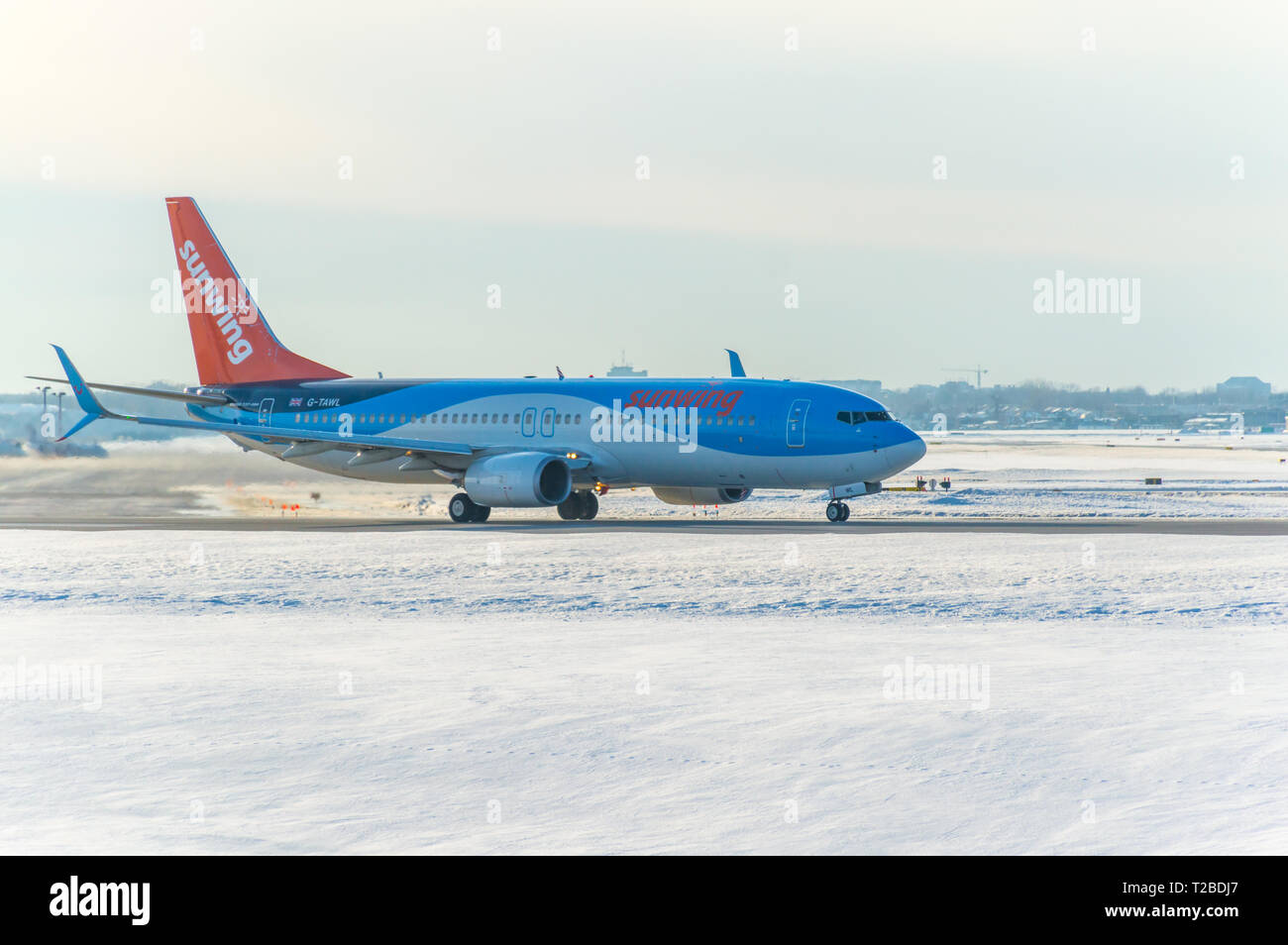 Montréal, Canada- 20 Janvier 2019 : Avion de Sunwing au-dessus de l'aéroport Trudeau au Canada. Banque D'Images