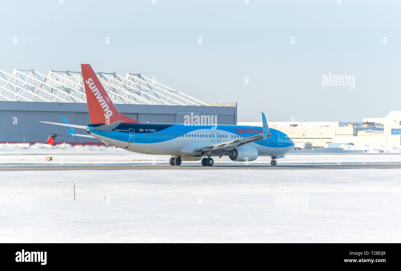 Montréal, Canada- 20 Janvier 2019 : Avion de Sunwing au-dessus de l'aéroport Trudeau au Canada. Banque D'Images