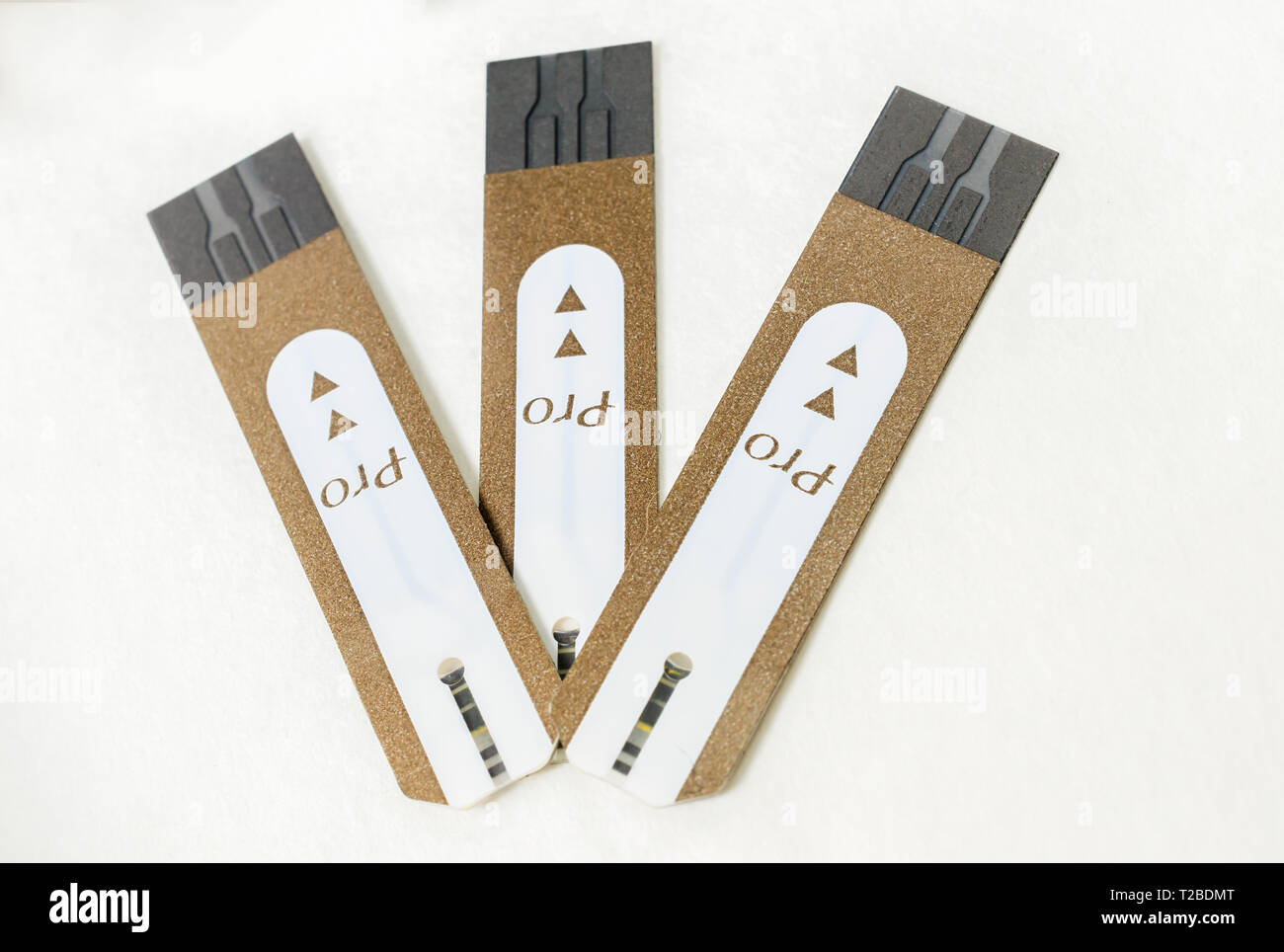 Keto-Mojo Blood Glucose Test Strips sont représentés sur fond blanc,​ 30 mars 2019, dans l'Alabama, Coden. Banque D'Images