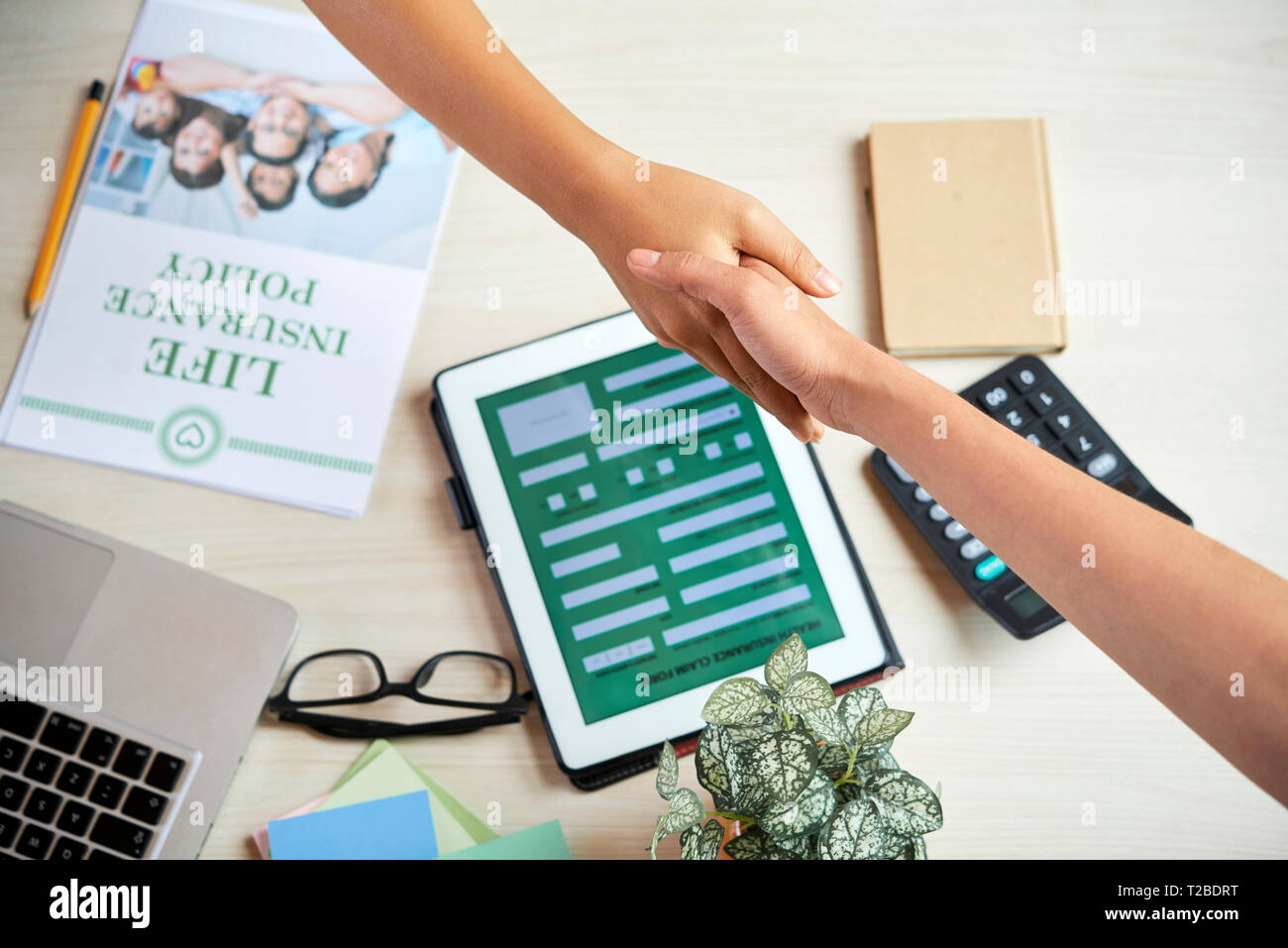 Poignée de client et l'agent d'assurance Banque D'Images