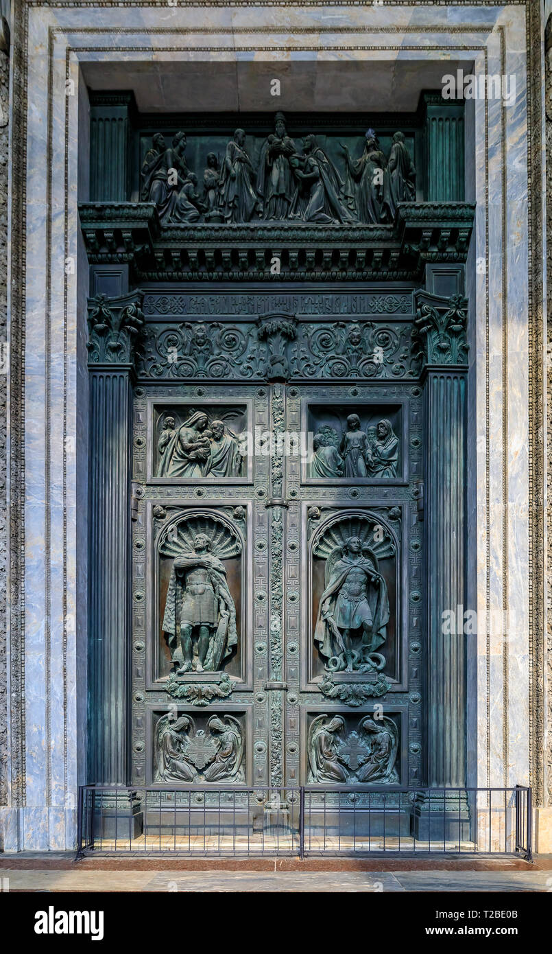 Des détails de la grande porte de bronze de Saint Isaac Cathédrale Orthodoxe russe à Saint-Pétersbourg, Russie Banque D'Images