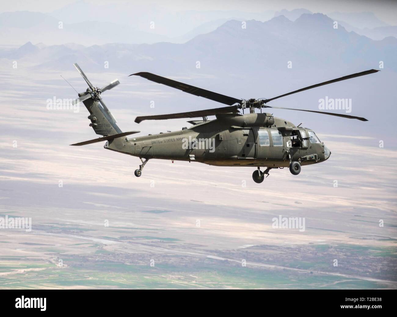 UH60 assigné à la Force des Dragons de fer en route pour livrer des fournitures dans l'opération Liberté Sentinel Banque D'Images