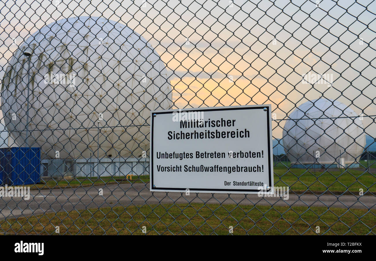 Ex-US Army Security Agency (radôme Hortensie III) à Bad Aibling avec un avertissement (engl. Entrée interdite), Bavière, Allemagne. L'Europe Banque D'Images