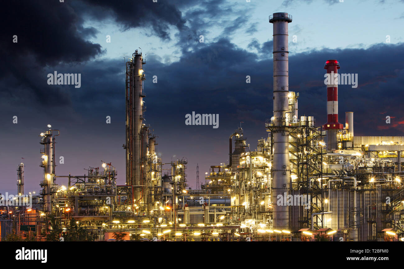 L'usine de raffinerie de pétrole plus silhouette lever du soleil Banque D'Images