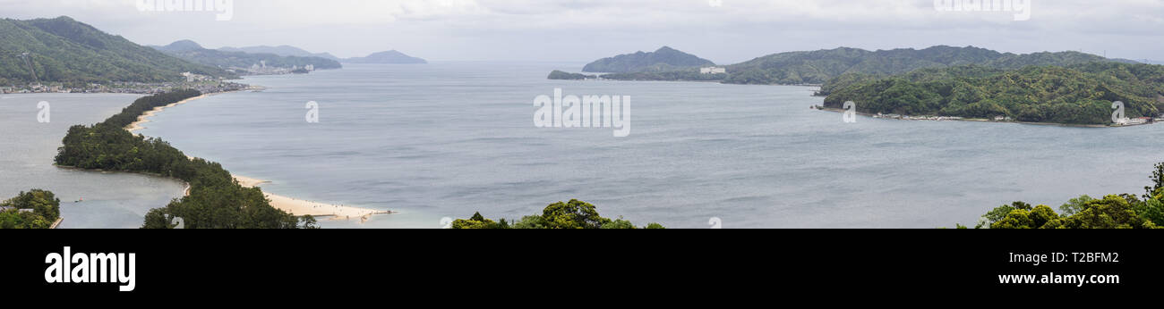 Panorama du pont 'Le ciel' Amanohashidate Miyazu avec Bay et les Îles entre un paysage verdoyant. Le Japon, l'Asie, Miyazu. Banque D'Images