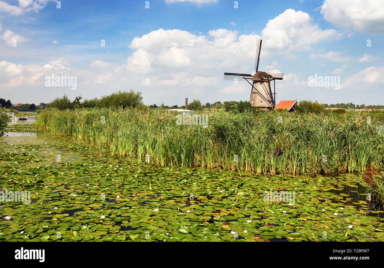 Ancien moulin à vent. Moulin à vent de Kinderdijk park. Pays-bas Banque D'Images