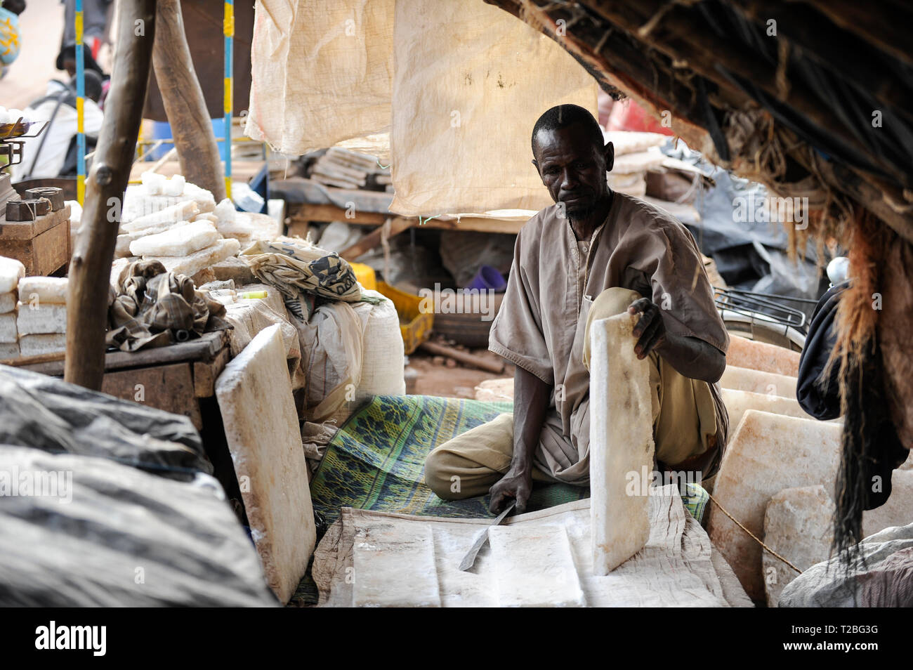 MALI, Mopti, marchand vend au marché du sel, le sel vient de la plaque par l'intermédiaire de Tombouctou à partir de caravanes de chameaux dans le Sahara Taoudenni Banque D'Images