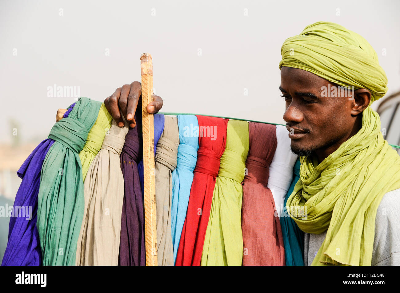 MALI Mopti, colporteur vend des tissus de couleur pour utilisation comme Tagelmust shesh ou, le turban de Touareg, haoussa et Songhai Banque D'Images