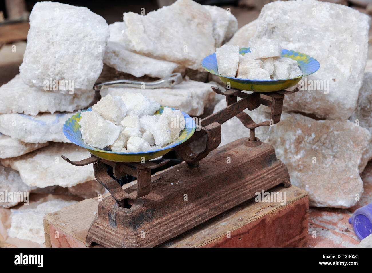 MALI, Mopti, marchand vend au marché du sel, le sel vient de la plaque par l'intermédiaire de Tombouctou à partir de caravanes de chameaux dans le Sahara Taoudenni Banque D'Images