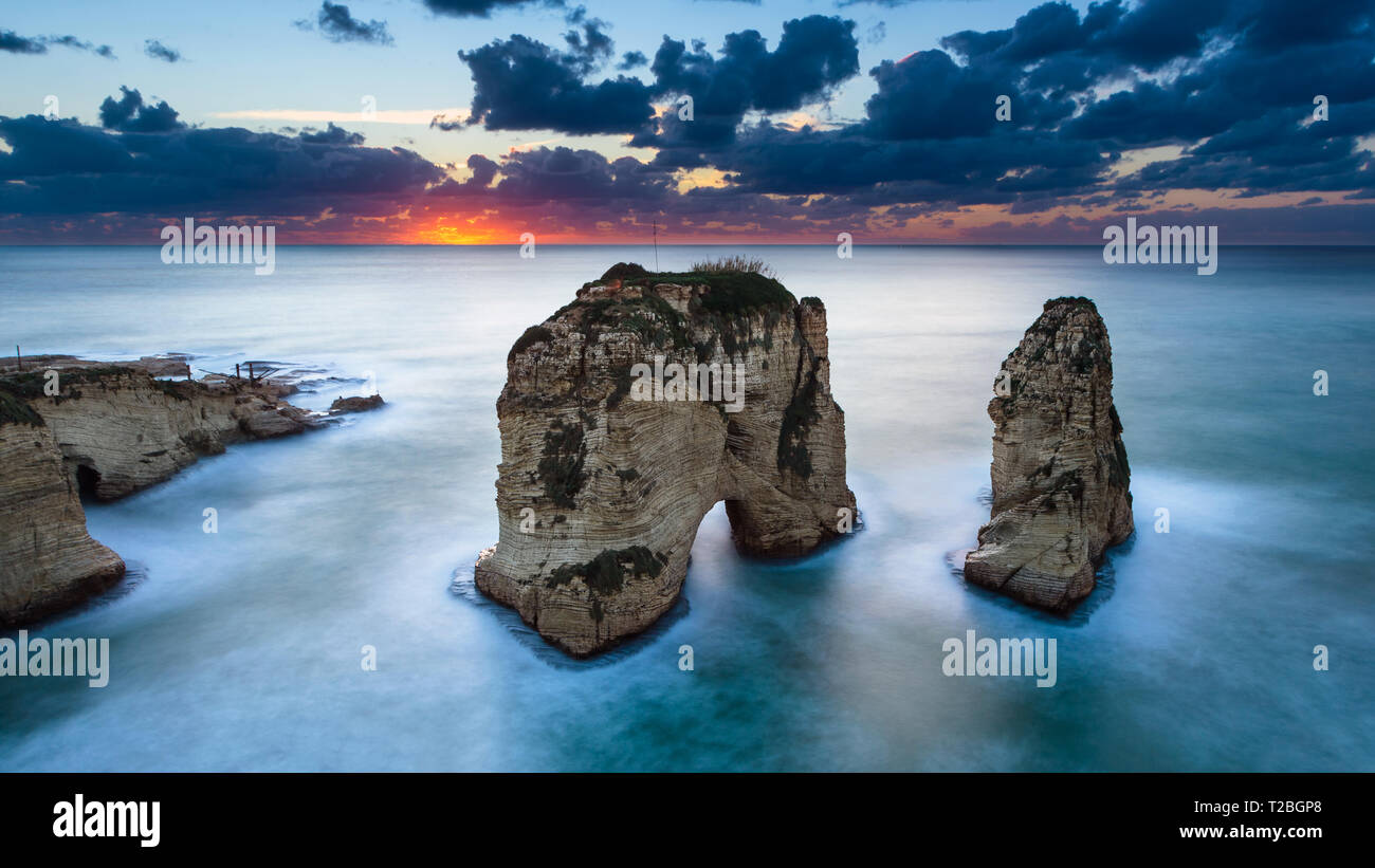 Pigeon rock au coucher du soleil, Rawche, Beyrouth, Liban Banque D'Images