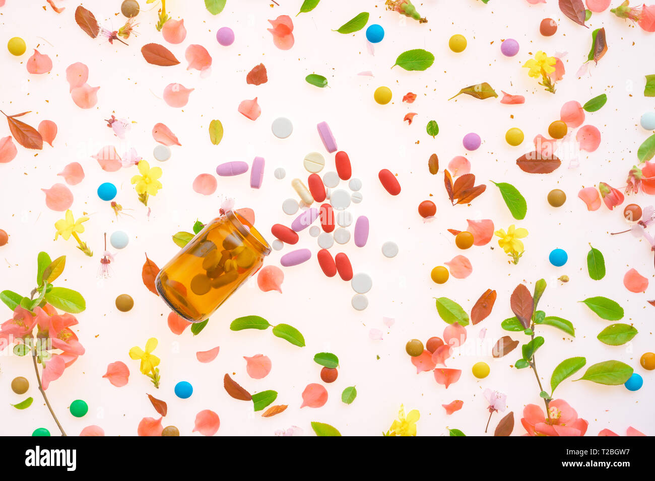 Drogues récréatives télévision conceptuel jeter Vue de dessus de divers médicaments sur fond coloré Banque D'Images