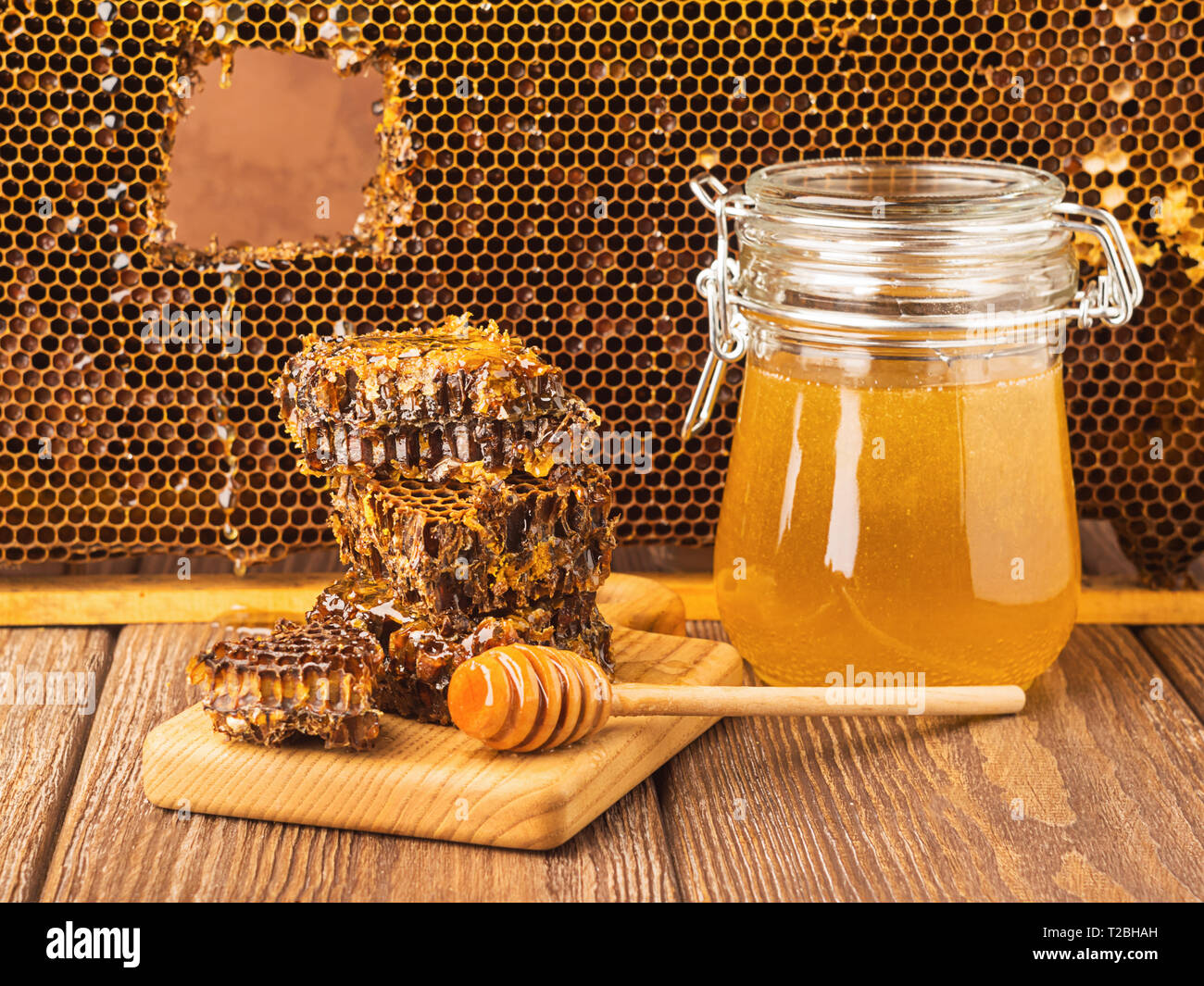 Miel parfumé frais dans un bocal en verre sur un fond de bois sur la table. Différents types de miel d'abeilles. Le concept de produits naturels. Fra horizontale Banque D'Images